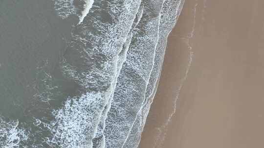 俯拍大海阴天大海航拍海洋海水海岸线海滩