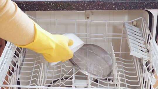 在住宅厨房的洗碗机中清洗盘子视频素材模板下载