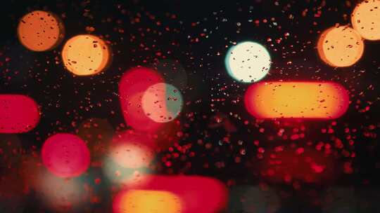 雨天夜晚车窗玻璃水珠