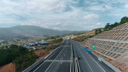 高速公路建设视频山区高速公路混凝土厂