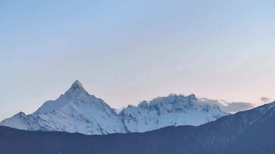 德钦梅里雪山背面航拍