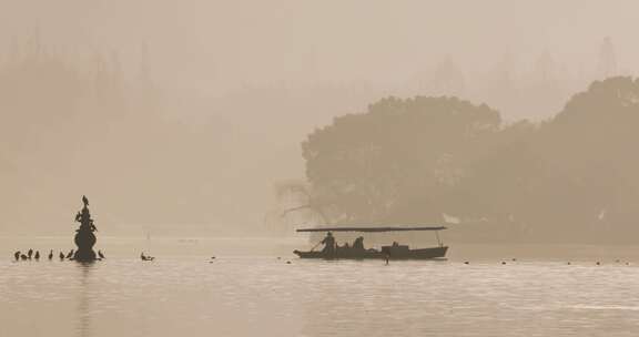 杭州西湖湖面游船手划船晨曦空镜