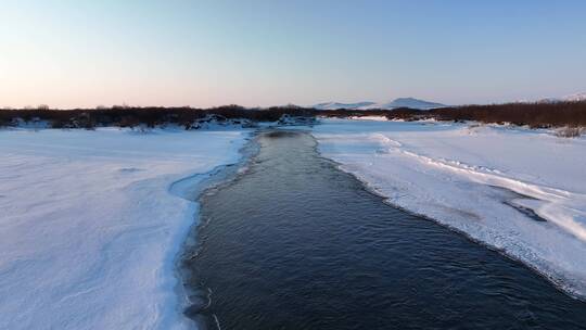 冬季不冻河雪野湿地