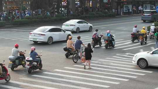 十字路口汽车车流行人人流视频素材