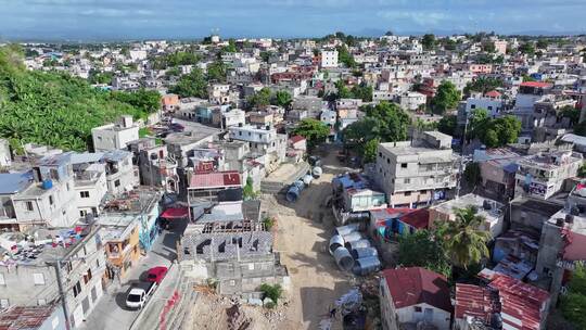航拍圣多明戈郊区一个低收入社区，主要街道