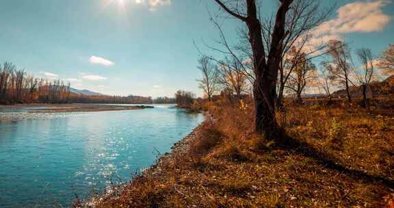 夏季或秋季的山河延时拍摄野生自然清澈的蓝