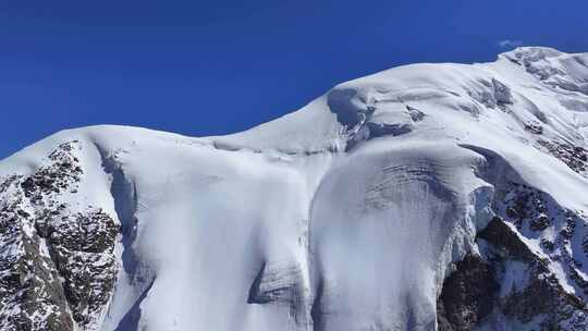 航拍川西横断山脉勒多曼因雪山山脊冰川风光