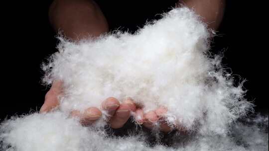 双手握持白色羽绒素材