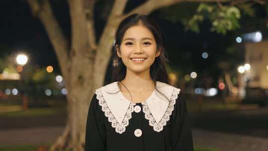夜晚户外微笑的年轻女性