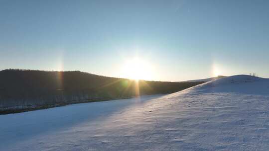 极寒的低山丘陵雪原灿烂夕阳