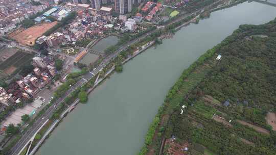 阴雨天的河流航拍