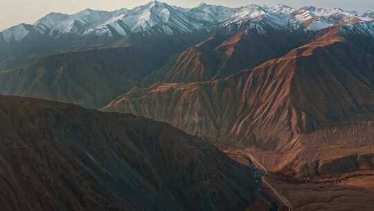 吉尔吉斯斯坦山脉和旅游景点的鸟瞰图