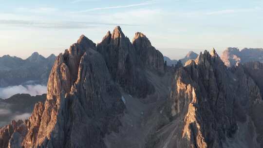 日出时令人印象深刻的Cadini di Misurina山峰的紧密鸟瞰图，白云石视频素材模板下载