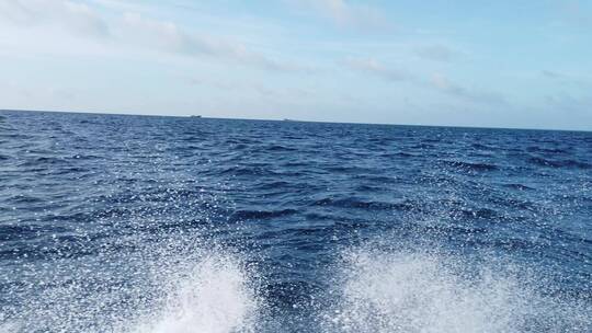 西沙群岛南海岛礁船上水花地拍视频素材模板下载