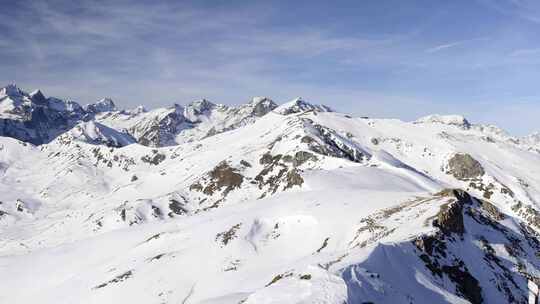 冬季雄伟的意大利阿尔卑斯山白雪覆盖的山峰和山脊上的全景