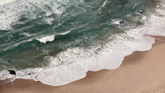 海浪拍打海岸