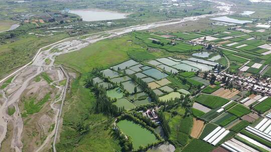 俯拍农村河流湿地