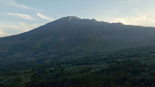 早上飞过印度尼西亚农村景观，背景是梅尔巴