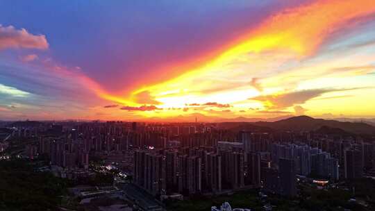 惠州大亚湾城市上空的绚烂晚霞