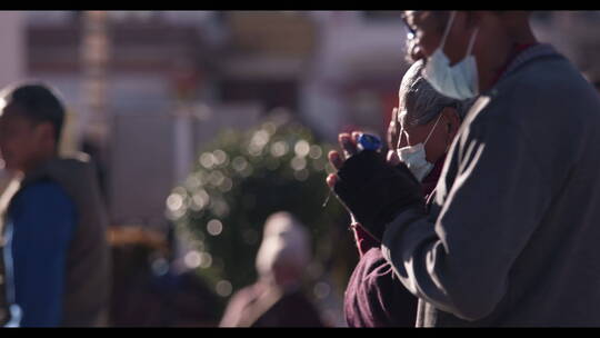 西藏拉萨冬日早晨八廓街大昭寺藏族朝拜人群视频素材模板下载