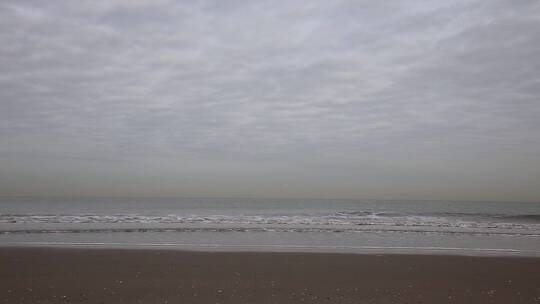 阴天海浪冲击海岸视频素材模板下载