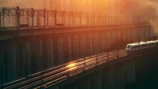 夕阳霞光列车行驶