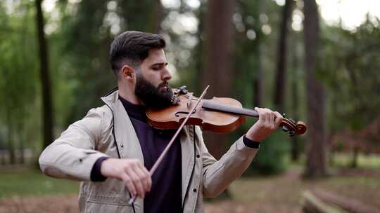 在森林里拉小提琴的男人