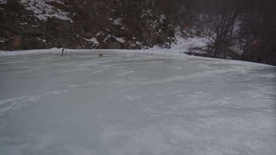 山间结冰湖面冬季景象