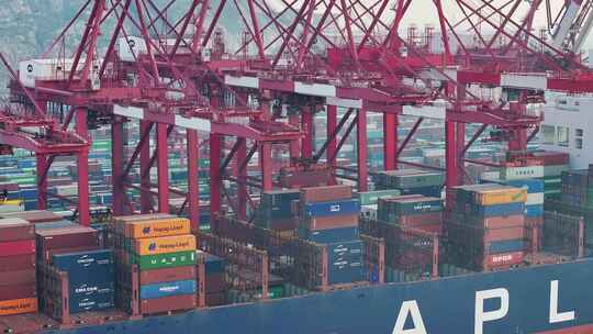 上海洋山港货船集装箱自动化装卸货航拍