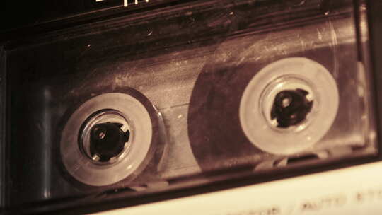 带磁带的老式录音机透明卷轴中的盒式磁带播放