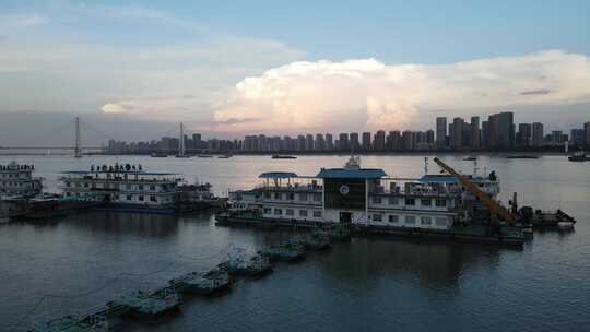 武汉长江二桥日落码头运输船货船