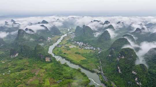 云雾缭绕的山间河流风景