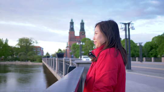特写亚洲女人穿着红色外套深呼吸站在城市的