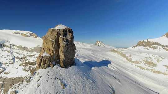 裸露的山地和滑雪餐厅