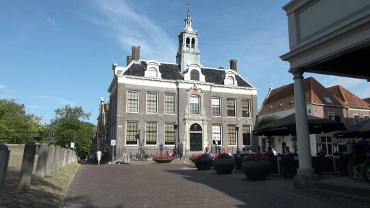 男孩在荷兰埃达姆在市政厅前奔跑