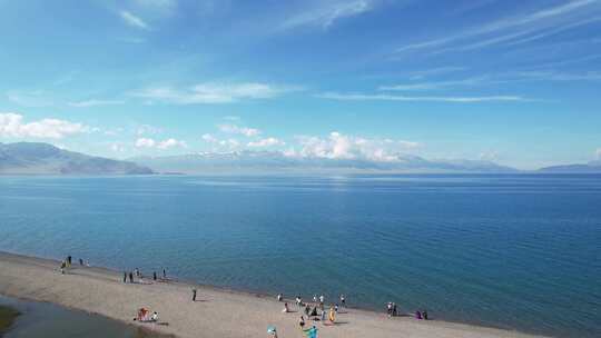 航拍新疆旅游赛里木湖蓝色湖景自然风光