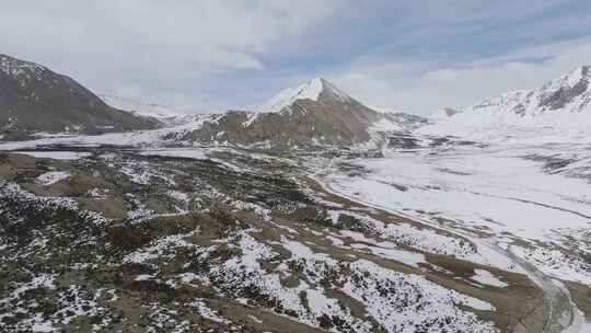 航拍西藏林芝思金拉措周边的雪山