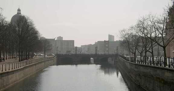 施普雷河漂浮在柏林的一座桥上，背景是柏林市