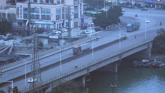 桥面游船行车行驶县城城市交通道路大桥