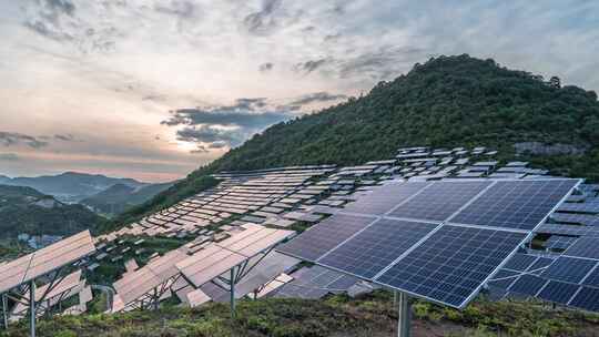 山上的光伏太阳能发电站延时摄影