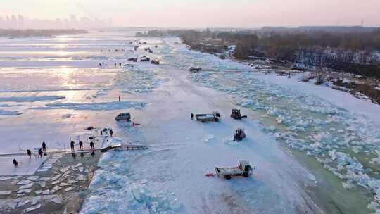 中国黑龙江哈尔滨冰雪大世界采冰航拍视频素材模板下载