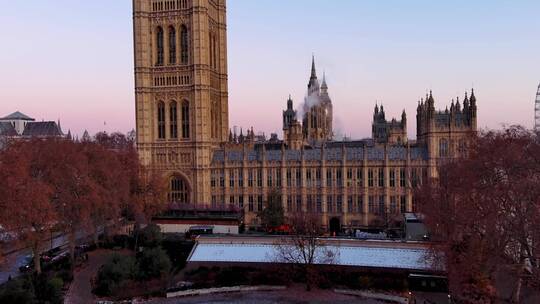 城市航拍英国伦敦威斯敏斯特宫汽车交通冬天视频素材模板下载