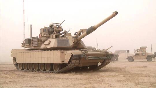 伊拉克沙漠里的坦克视频素材模板下载
