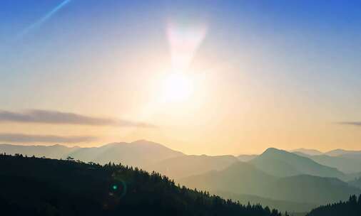 日出时分的壮丽山脉风景