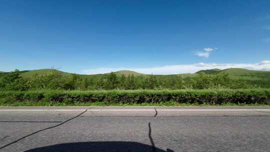 开车行驶在草原道路中  第一视角草原风景