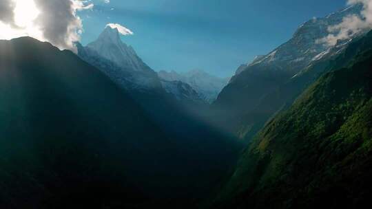 西藏雪山山谷自然风光全景
