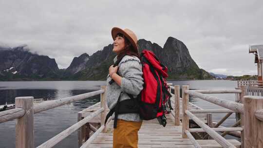 一个背着背包戴帽子的旅行者女孩的肖像去了