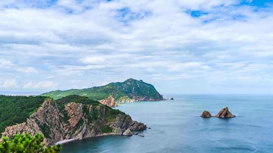 夏季海上礁石蓝天白云海面波浪延时