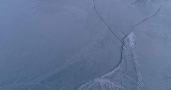 旅游景区 航拍冬季青海湖冰面 三角形冰裂