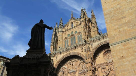 雕像和大教堂景观视频素材模板下载